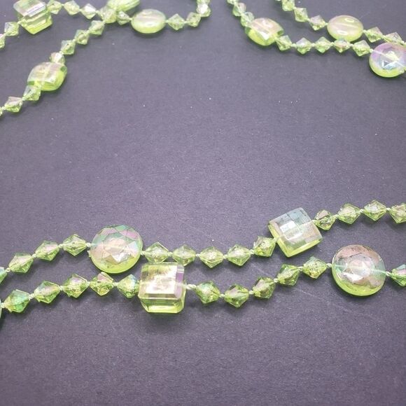 IRIDESCENT Long green beaded necklace 52" - Picture 3 of 3